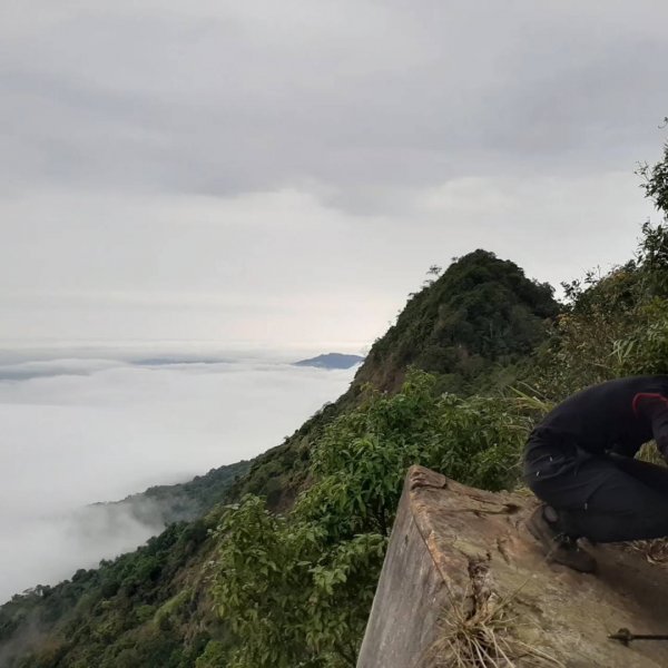 赤崁頭上大橫屏山並探勘成功由大橫屏山後展望點沿縣界稜垂降而下 111.1.241591003