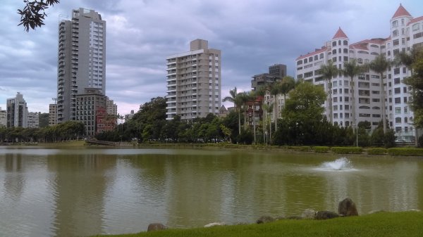 內湖碧湖公園環湖步道的湖光山色、波光粼粼987811