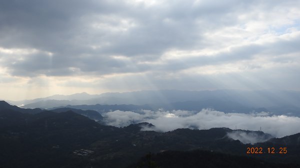 只追到雲海的尾巴+斜射光(上帝光)&112/1/26石碇花園公墓賞日出1967122