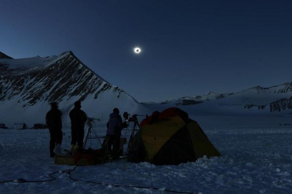 【天文】南極出現日全食天文奇景！大地全黑 火環食持續40秒