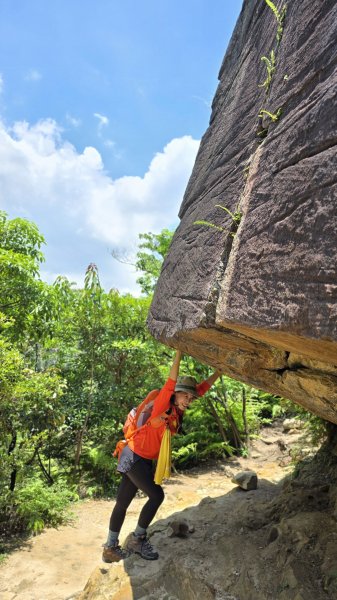 台北必訪步道，輕鬆好走的網美步道，軍艦岩步道，奇特地質景觀，360度無敵展望，特殊雪白巨岩。2788871