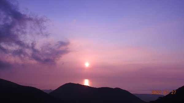 山中何所有，嶺上多白雲。只可自怡悅，不堪持贈君。1779650