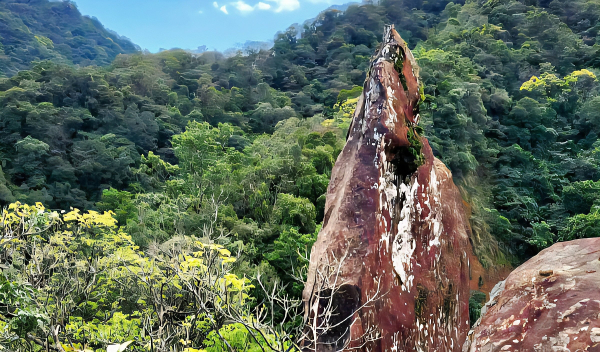 石燭尖，瓜寮坑古道，東勢格越嶺古道，神秘大岩洞，双子瀑布