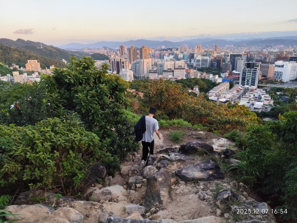 【臺北大縱走 5】碧山巖→忠勇山越嶺步道→金龍產業道路→圓明寺步道→鄭成功廟→潛園→格物台→劍潭古寺2959036
