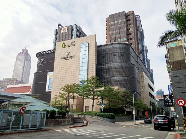 漫步繁華的臺北市中山區【齊心鞋力向前走】1989301