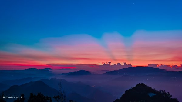 #二格山 #琉璃光 #霞光 #雲海流瀑 #日出 9/142883774