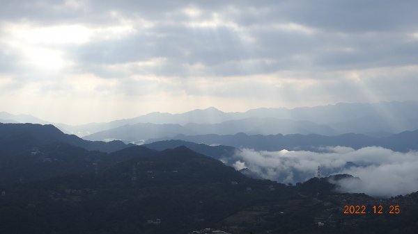 只追到雲海的尾巴+斜射光(上帝光)&112/1/26石碇花園公墓賞日出1967126