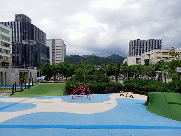 《親子遊樂的大港墘公園》