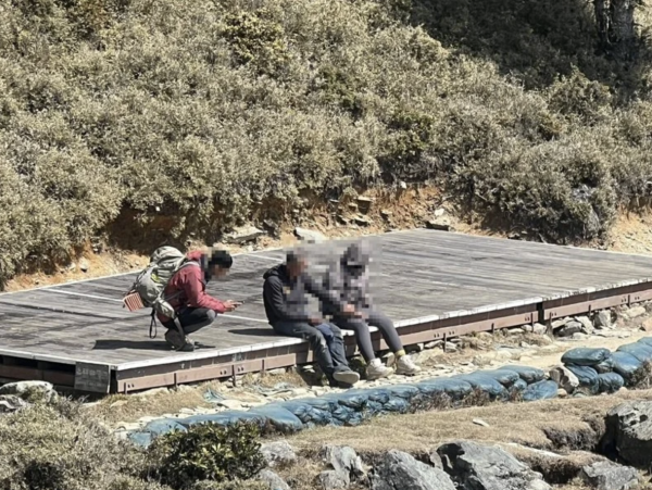 【山岳新聞】嘉明湖驚魂！17歲女山友高山不適癱軟 空勤直升機緊急吊掛救命