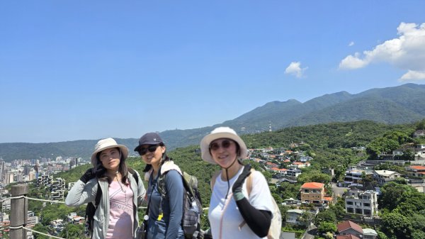 台北必訪步道，輕鬆好走的網美步道，軍艦岩步道，奇特地質景觀，360度無敵展望，特殊雪白巨岩。2788862