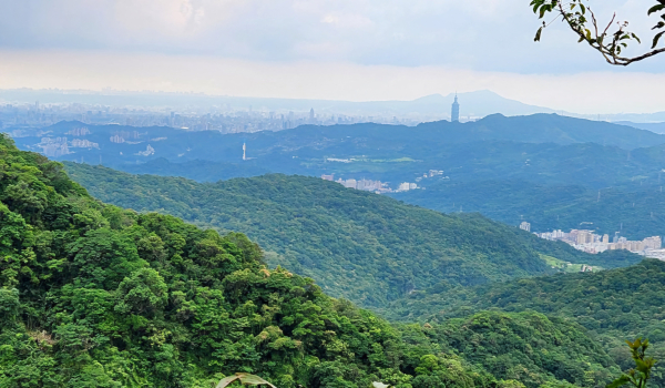 烏塗溪步道，大板根，摸乳巷古道（牧童古道），西帽子岩，炙子頭山，昇高坑瀑布