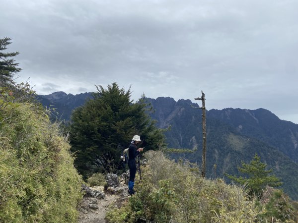 20230515-16玉山前西峰+遠望雨中的主東北2436670