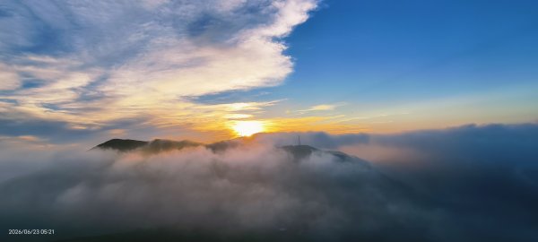 #大屯山 #日出 #雲海 #火燒雲 #霞光 #青斑鳳蝶 #青帶鳳蝶 #臺灣粉蝶 6/233078168
