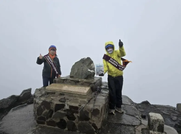 【新聞】厄瓜多義肢勇士登頂玉山 大讚台灣人情味比山更美