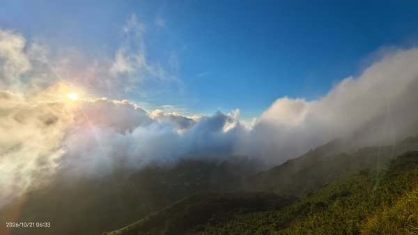 #大屯山 #日出 #雲瀑 #過山雲 #雲端的男人 10/213137746