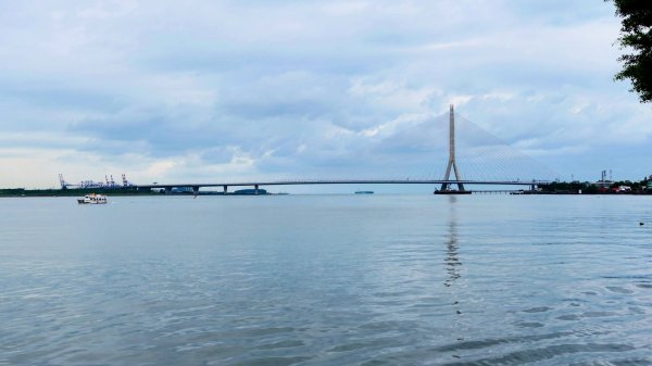 跨越，在河海交界3042374