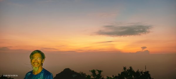 #二格山 #霧裡看花 #琉璃光 #曙光 #日出 #雲瀑 #雲海流瀑 10/142914036