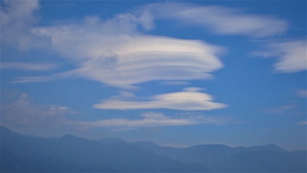 輕鬆健行欣賞飛碟雲下的山稜與屏東市區之美在德文山1394060