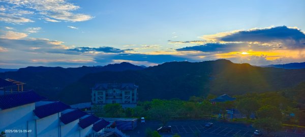 #新店四十份 #翡翠水庫壩頂 #日出 #雲海 #閃電 #漁人碼頭 #夕陽 #霞光 #月落 8/262871498