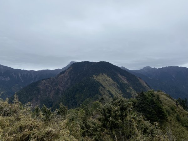 20230515-16玉山前西峰+遠望雨中的主東北2436659
