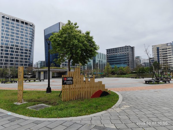 內湖大港墘公園、西湖圖書館、湖光教會、737巷美食街2729381