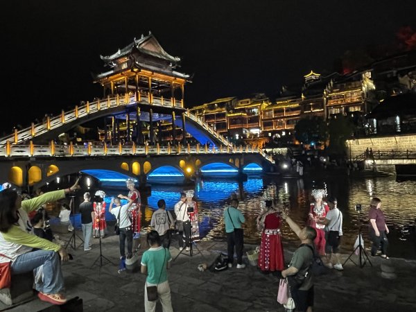 美麗的芙蓉鎮與夜色迷人的鳳凰古鎮