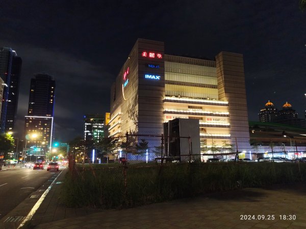 璀璨耀眼的夜景 - 大直美麗華、大稻埕、大港墘公園【臺北健走趣】【健走複利】2604575