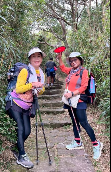 大屯山(小百岳# 001) &小油坑山2898875