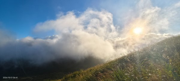 #大屯山 #日出 #雲瀑 #過山雲 #雲端的男人 10/213137754