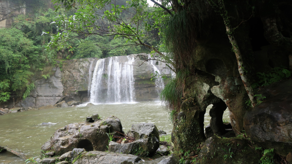 搭火車郵輪式觀賞水量非常充沛　氣勢磅礴的平溪嶺腳石窟瀑布 望古瀑布　眼鏡洞、十分瀑布