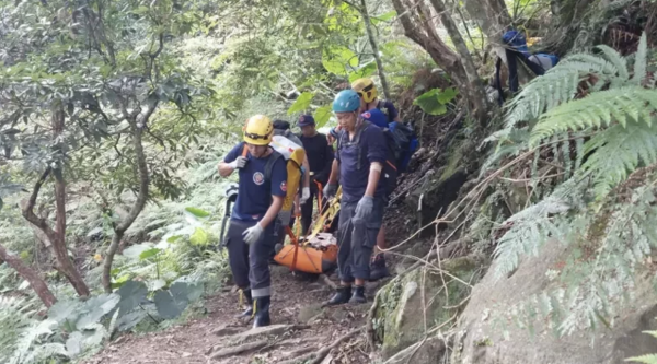 【新聞】攀登錐麓古道墜30公尺深山谷 7旬翁被救出已無呼吸心跳