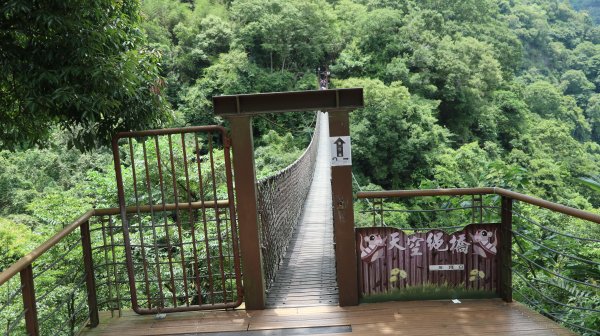 小烏來風景特定區的森林步道、瀑布、吊橋、天空步道與戲水區