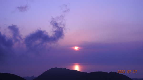 山中何所有，嶺上多白雲。只可自怡悅，不堪持贈君。1779654