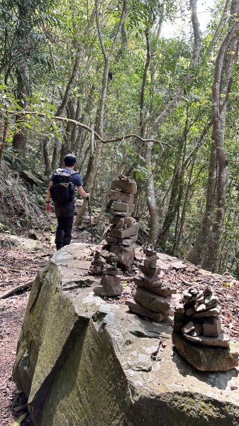 崩潰陡上的水雲三星～鳥嘴山（上島山）2095292