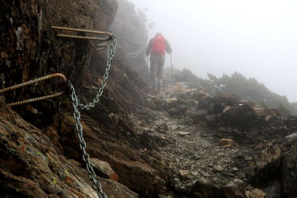 玉山群峰~淒風霧雨砥礪山行119118