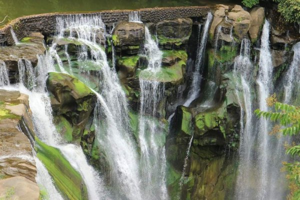 平溪 十分瀑布。壺穴地質景觀 垂廉型瀑布 臺版尼加拉瀑布封面