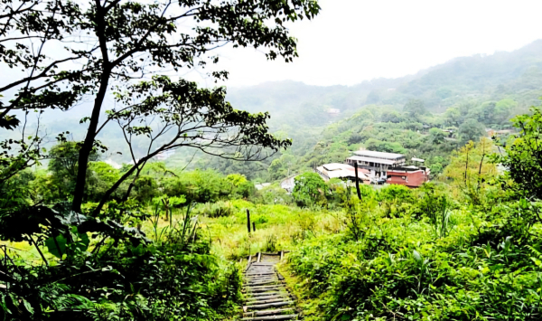 媲美貓空的休閒勝地，舊莊步道群，南港茶葉製造示範場環山步道，畚箕湖山（深按頭山），桂花吊橋步道，桂花亭步道，余家古厝