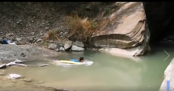 泳渡進入大地谷959140