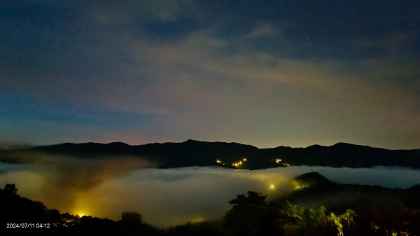 坪林南山寺 #星空夜景  #火燒雲   #紫薇雲海 #霧虹觀音圈 #曙光日出 7/112548701