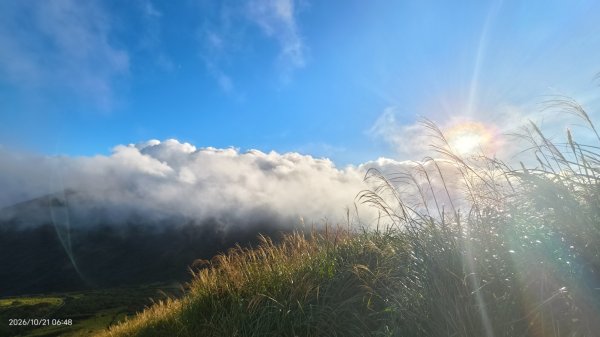 #大屯山 #日出 #雲瀑 #過山雲 #雲端的男人 10/213137756
