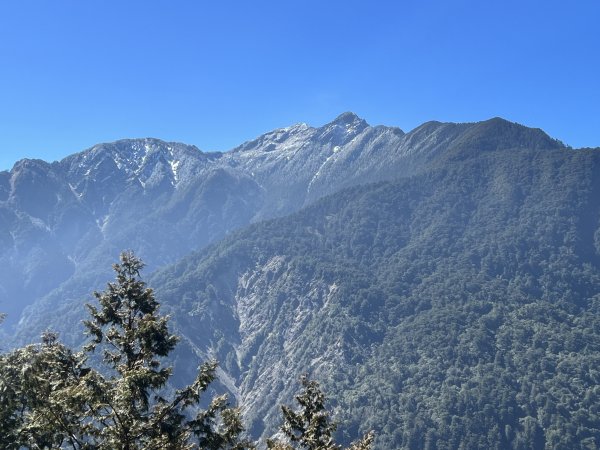 【駒盆西稜上馬博下嘆息灣D1】龍貓公車、郡大溪與積雪玉山2443672