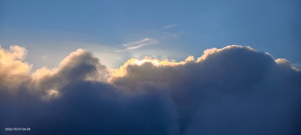 #大屯山 #日出 #雲瀑 #過山雲 #雲端的男人 10/213137738