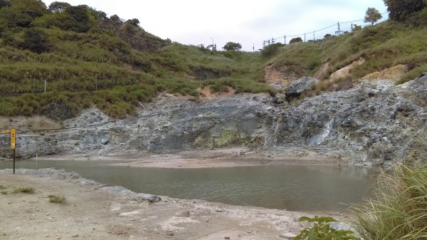 溪水潺涓的半嶺水圳步道、硫氣氤氳的龍鳳谷890893