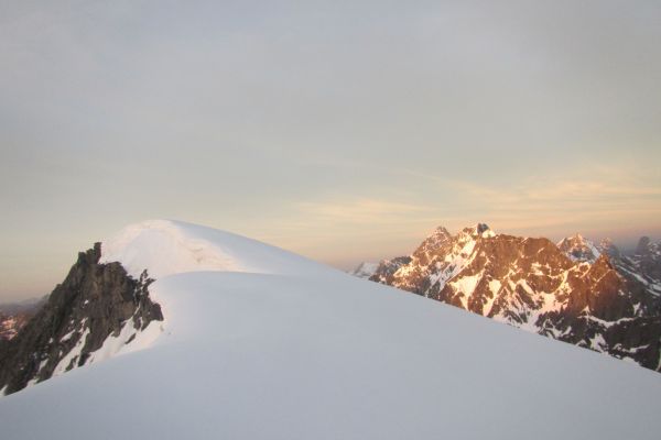 四川半脊雪峰海拔5430米