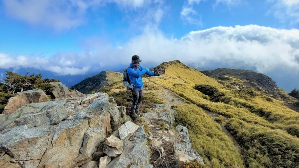 雪艷時刻漫步山稜雲端的合歡小群峰1683850