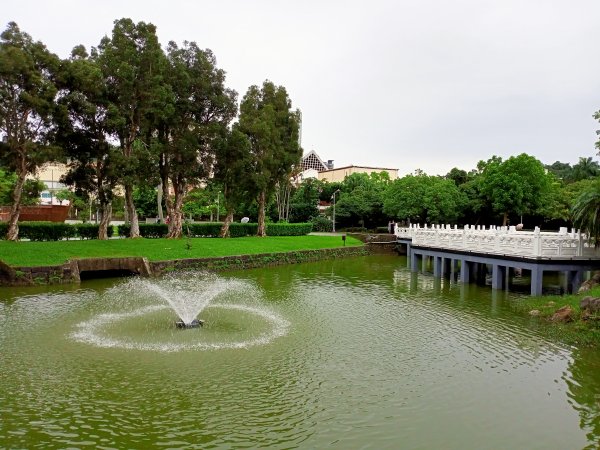 《細雨霏霏的碧湖公園環湖步道》1433556