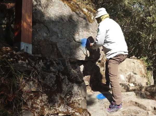 【新聞】扯！玉山前峰慘遭噴漆「毀容」 山友怒了…玉管處曝現況
