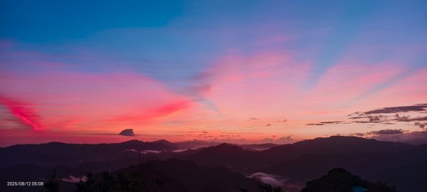 #二格山 #火燒雲 #霞光 #日出 8/122857992