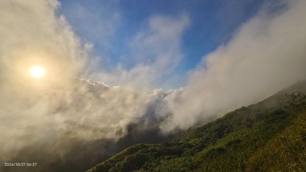 #大屯山 #日出 #雲瀑 #過山雲 #雲端的男人 10/213137751