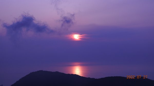 山中何所有，嶺上多白雲。只可自怡悅，不堪持贈君。1779658